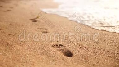 4k海波在沙滩上的金色沙滩上飘散脚印的特写视频